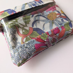 仕切り付きxxs-3（カードサイズ）　リバティラミ　アンジェリカガーラ　クリアポーチ　♡大胆な大花 4枚目の画像