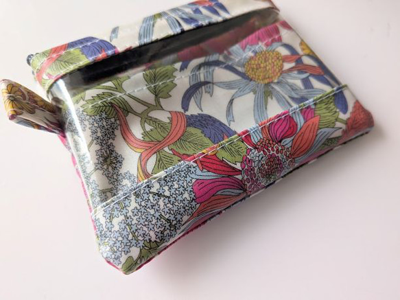 仕切り付きxxs-3（カードサイズ）　リバティラミ　アンジェリカガーラ　クリアポーチ　♡大胆な大花 4枚目の画像