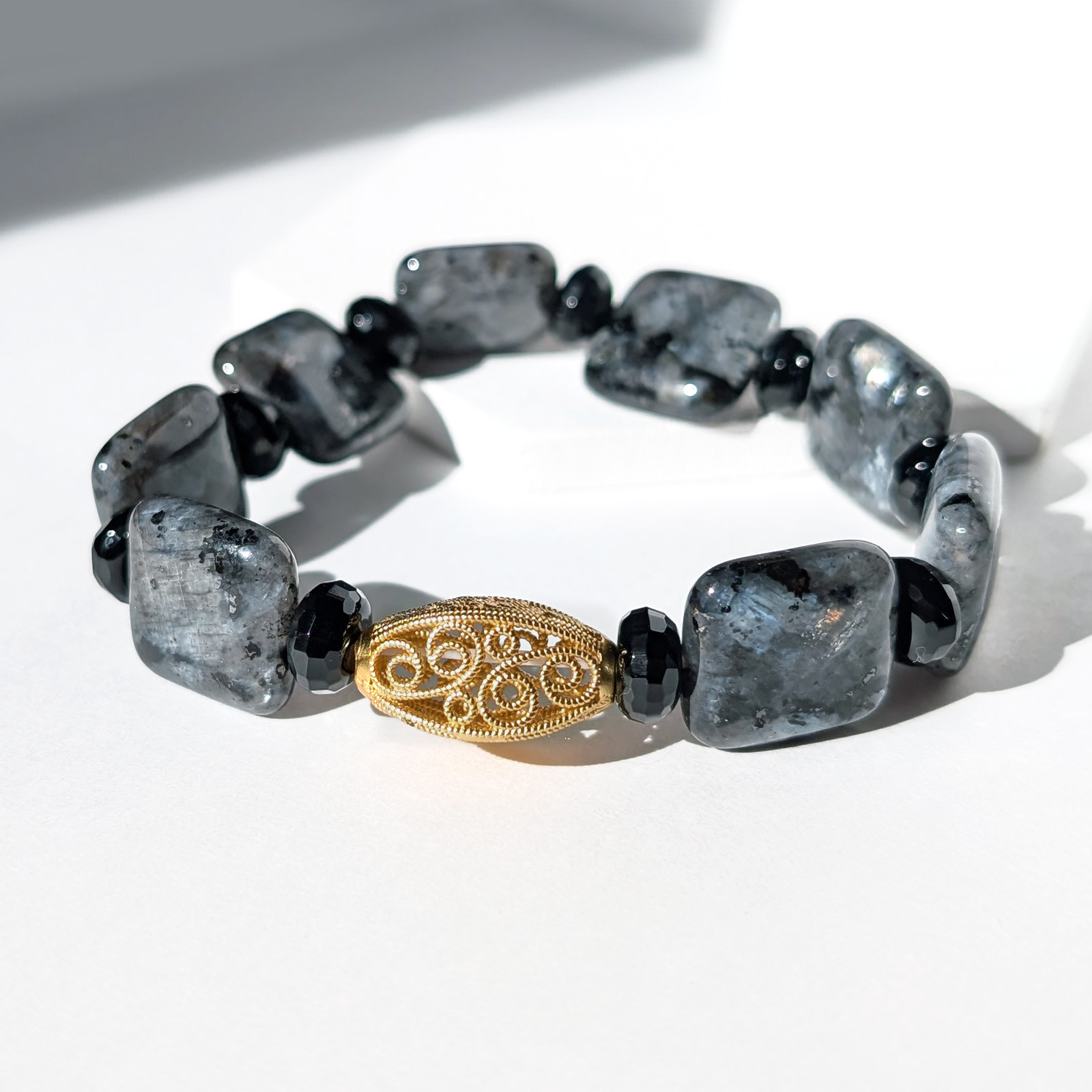 Larvikite×Black Onyx／一点もの ラルビカイト×オニキス×ツタ模様の透かしゴールドパーツブレスレット