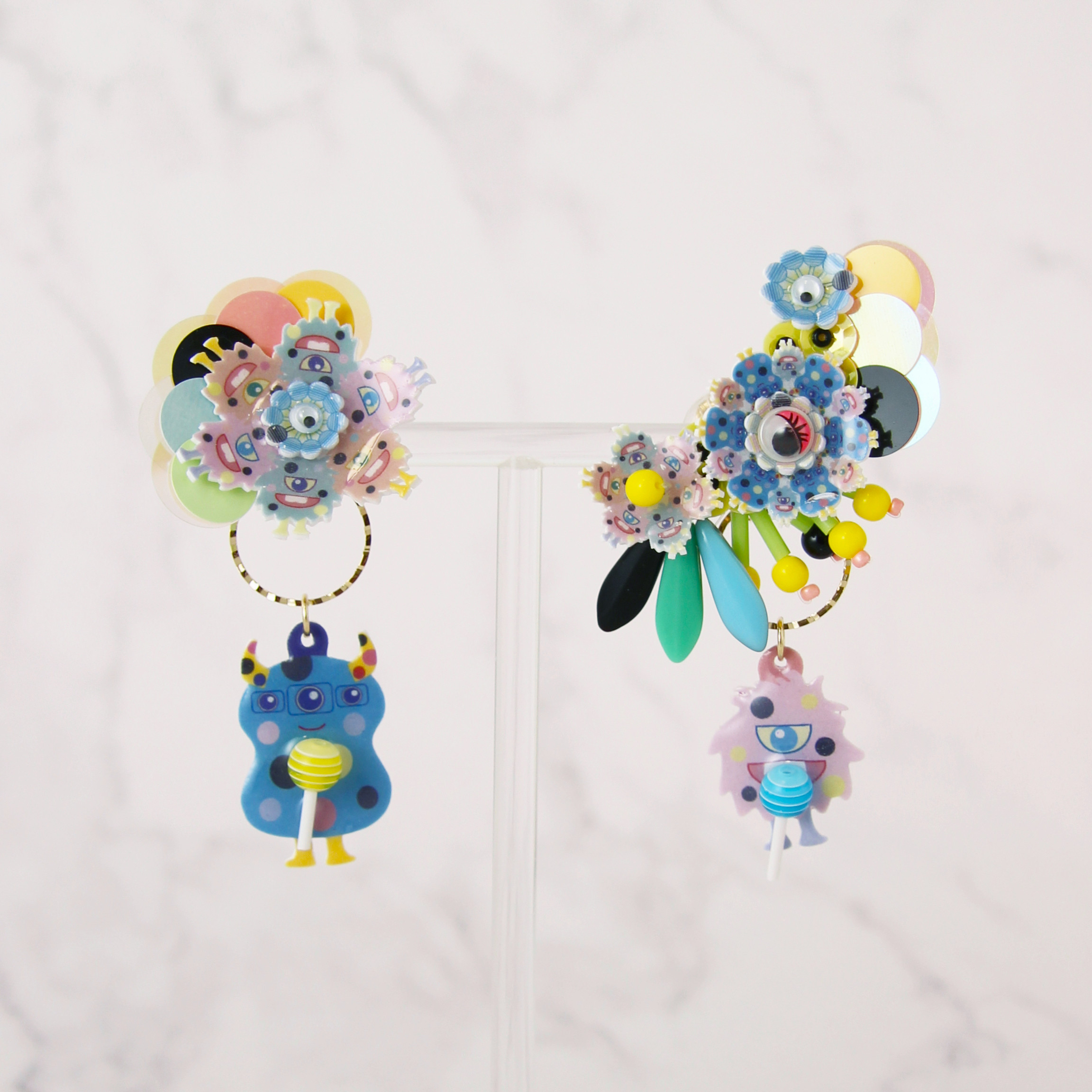 ブラックモンスターの月形ピアス／イヤリング(2way仕様 モンスターが外せます)