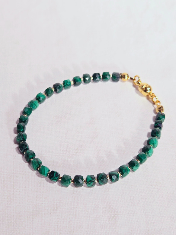 【再販】マラカイトのキューブビーズブレスレット　＼不器用さんでも安心、ストレスゼロのワンタッチ装着！／ 3枚目の画像