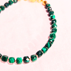 【再販】マラカイトのキューブビーズブレスレット　＼不器用さんでも安心、ストレスゼロのワンタッチ装着！／ 5枚目の画像