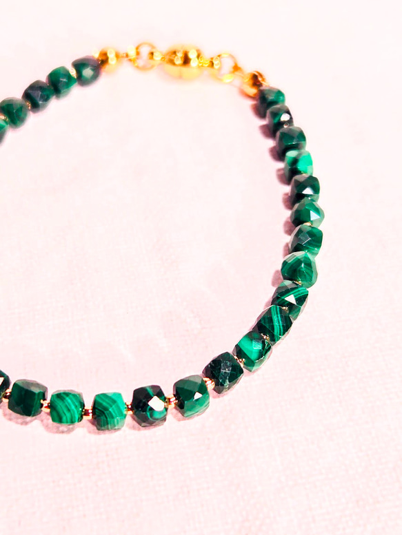 【再販】マラカイトのキューブビーズブレスレット　＼不器用さんでも安心、ストレスゼロのワンタッチ装着！／ 5枚目の画像