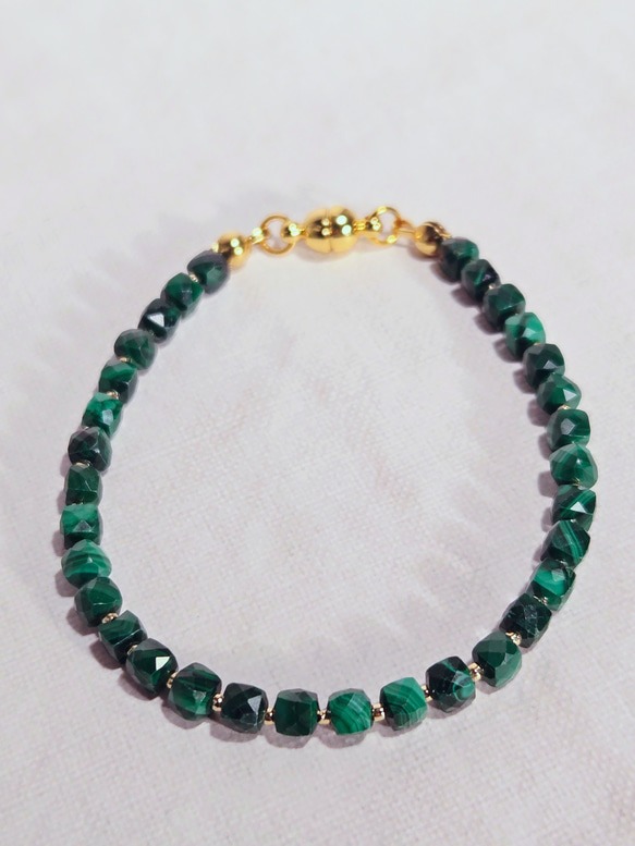 【再販】マラカイトのキューブビーズブレスレット　＼不器用さんでも安心、ストレスゼロのワンタッチ装着！／ 7枚目の画像