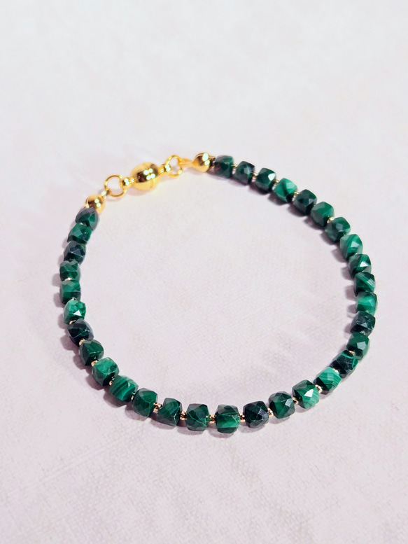 【再販】マラカイトのキューブビーズブレスレット　＼不器用さんでも安心、ストレスゼロのワンタッチ装着！／ 2枚目の画像