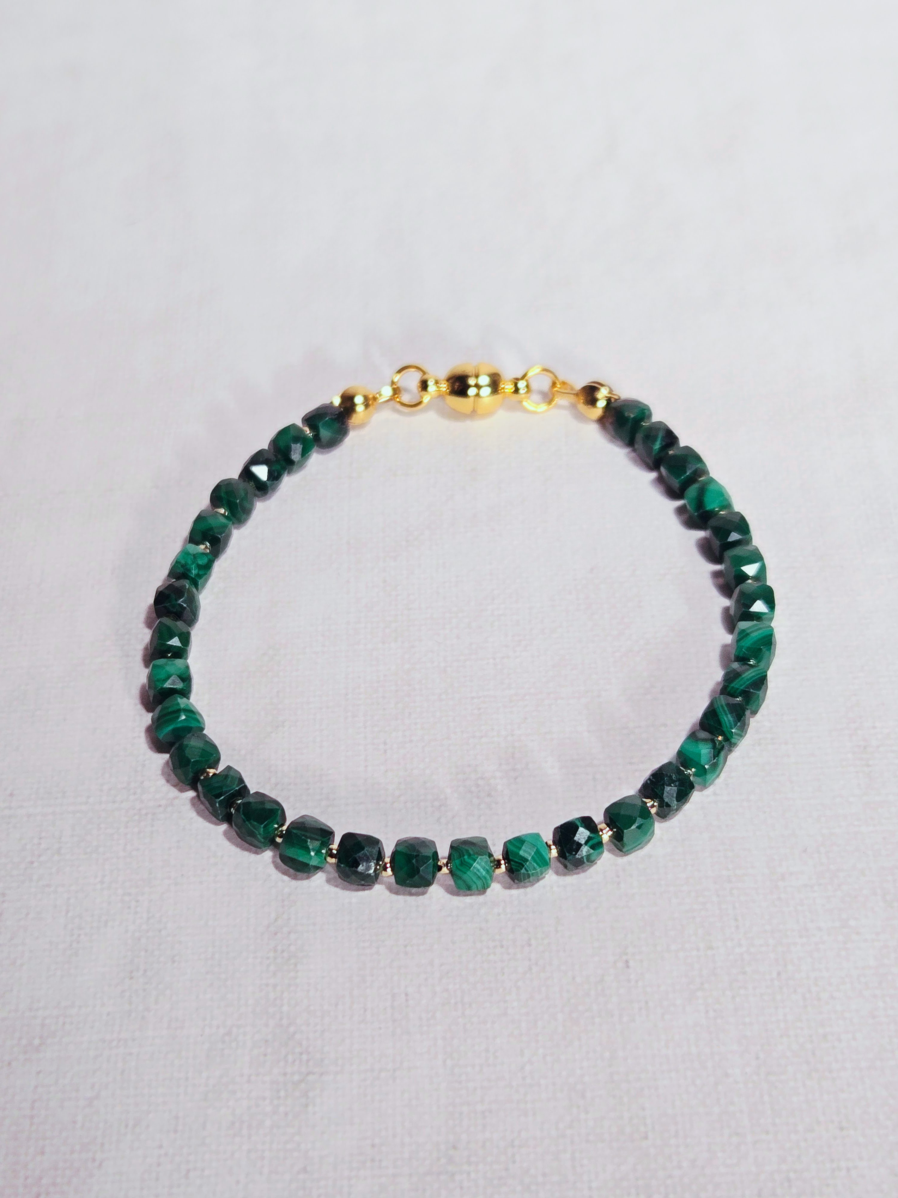 【再販×2】マラカイトのキューブビーズブレスレット　＼不器用さんでも安心、ストレスゼロのワンタッチ装着！／ 4,050円