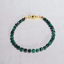 【再販】マラカイトのキューブビーズブレスレット　＼不器用さんでも安心、ストレスゼロのワンタッチ装着！／ 1枚目の画像