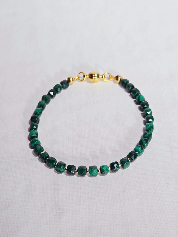 【再販】マラカイトのキューブビーズブレスレット　＼不器用さんでも安心、ストレスゼロのワンタッチ装着！／ 1枚目の画像