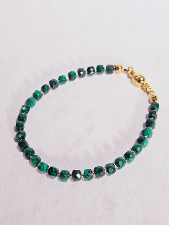 【再販】マラカイトのキューブビーズブレスレット　＼不器用さんでも安心、ストレスゼロのワンタッチ装着！／ 4枚目の画像