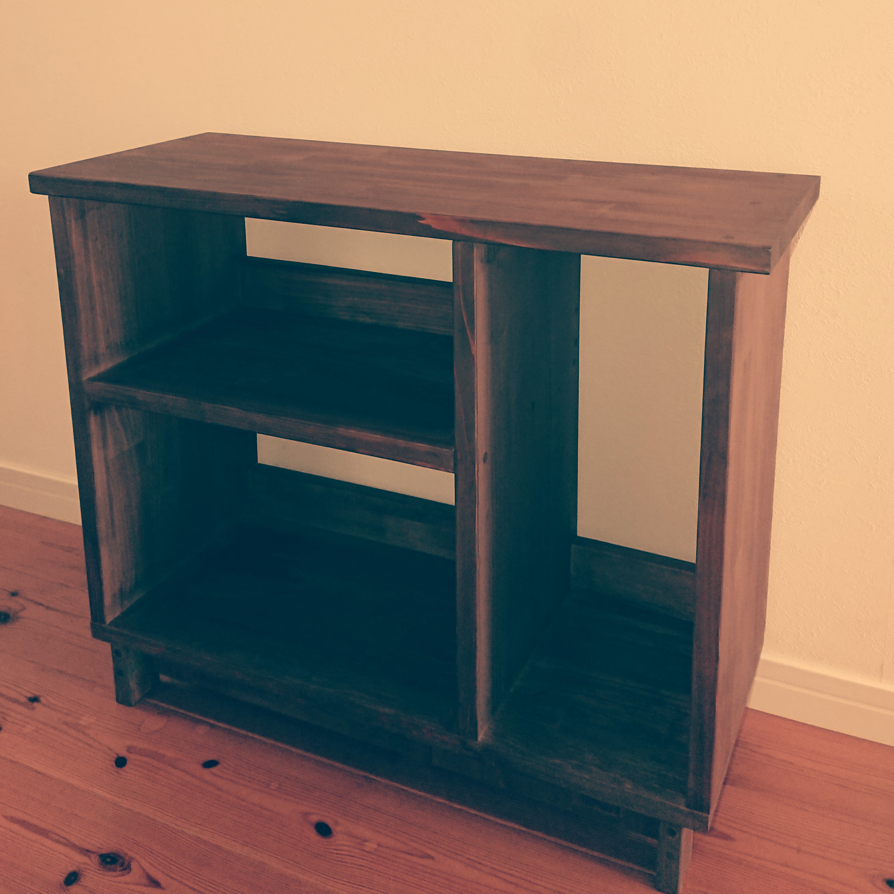 レトロ調なブックシェルフ