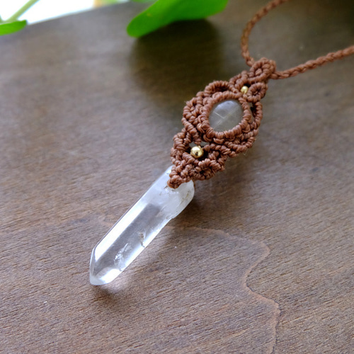 水晶ポイント原石・ルチルクォーツ（ブラジル産）マクラメ編み
