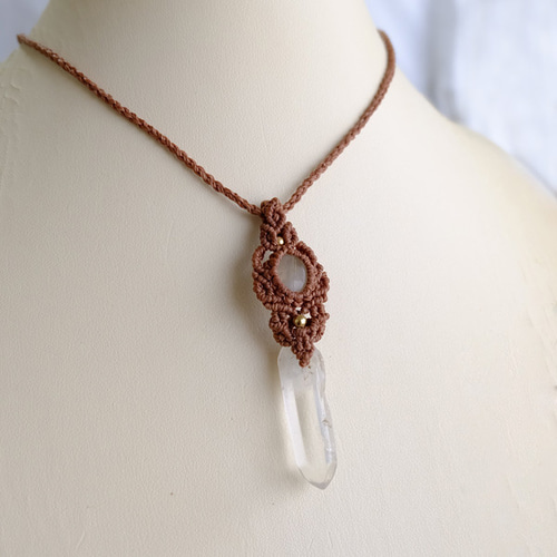 ルチルクォーツとブラスチャームの天然石マクラメ編みネックレス♪♪♪ ルチルクォーツマクラメネックレス ルチルクォーツ マクラメネックレス