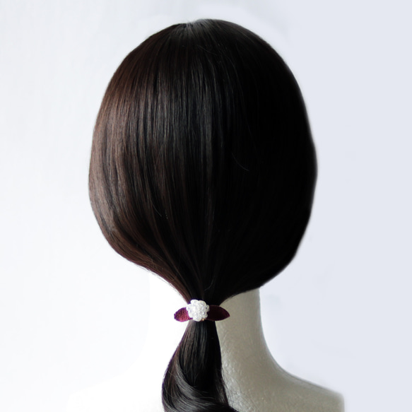 雪を閉じ込めたレッドフラッシュ立体刺繍ポニーフック 7枚目の画像