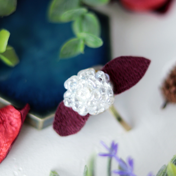 雪を閉じ込めたレッドフラッシュ立体刺繍ポニーフック 1枚目の画像