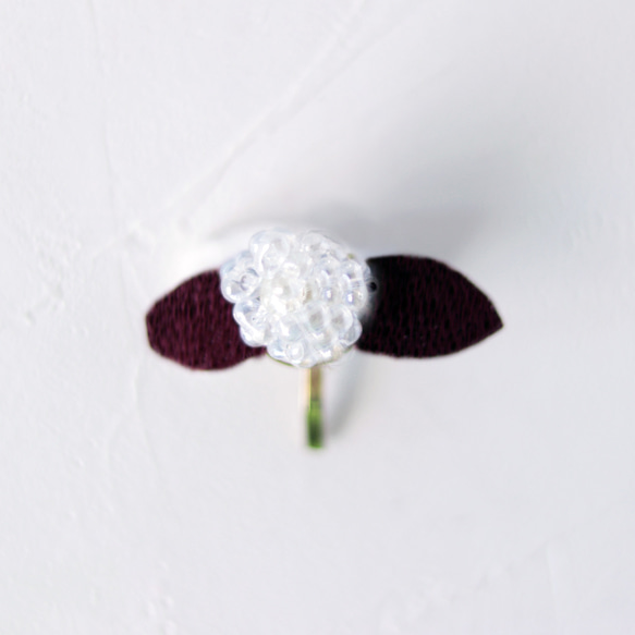 雪を閉じ込めたレッドフラッシュ立体刺繍ポニーフック 2枚目の画像