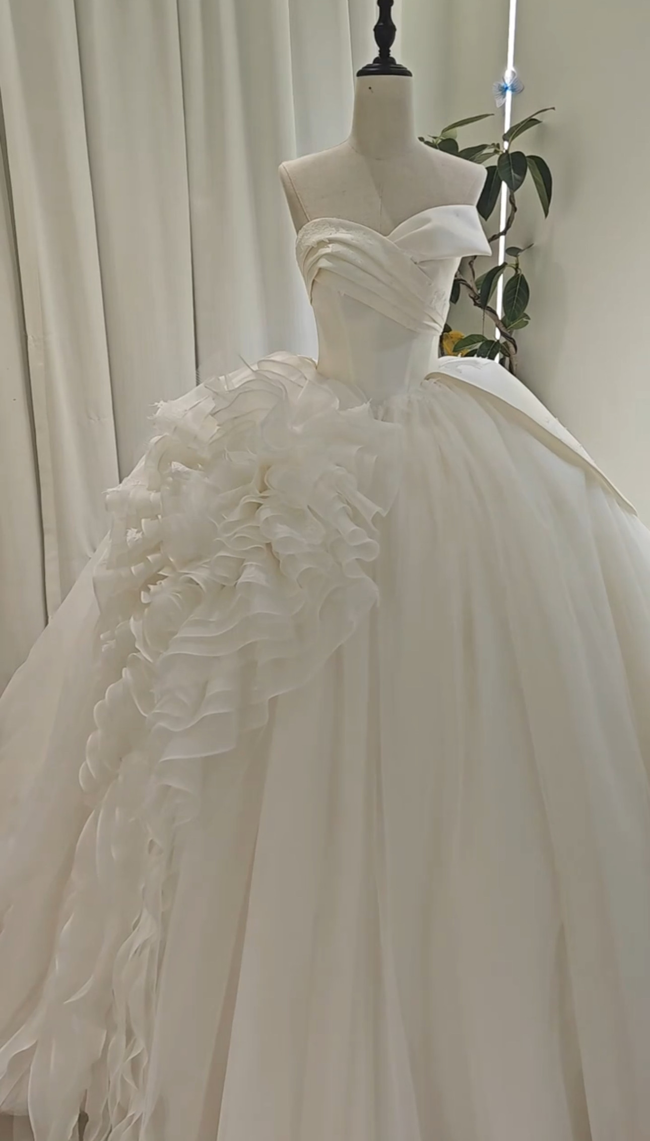 お買い得　アシメドレス　フランススタイル　ホワイト　胸フリル　サテン　大きい花　フワラー　上品　プリンセスライン　結婚式