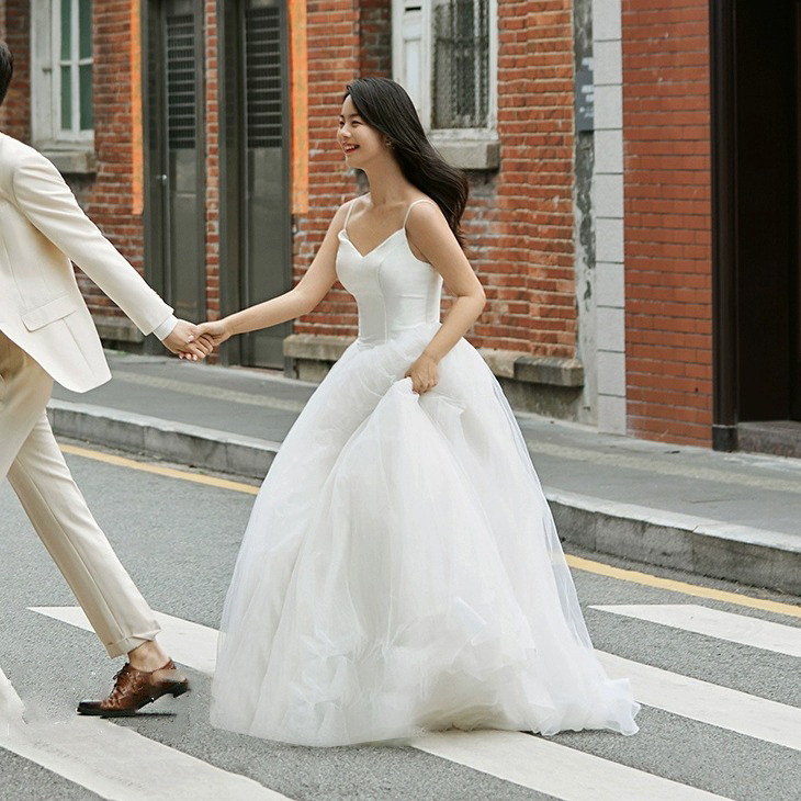 ノースリーブ 白 ふわふわ ウェディングドレス シンプル 韓国風 花嫁 パーティー 演奏会 二次会 前撮り HL428