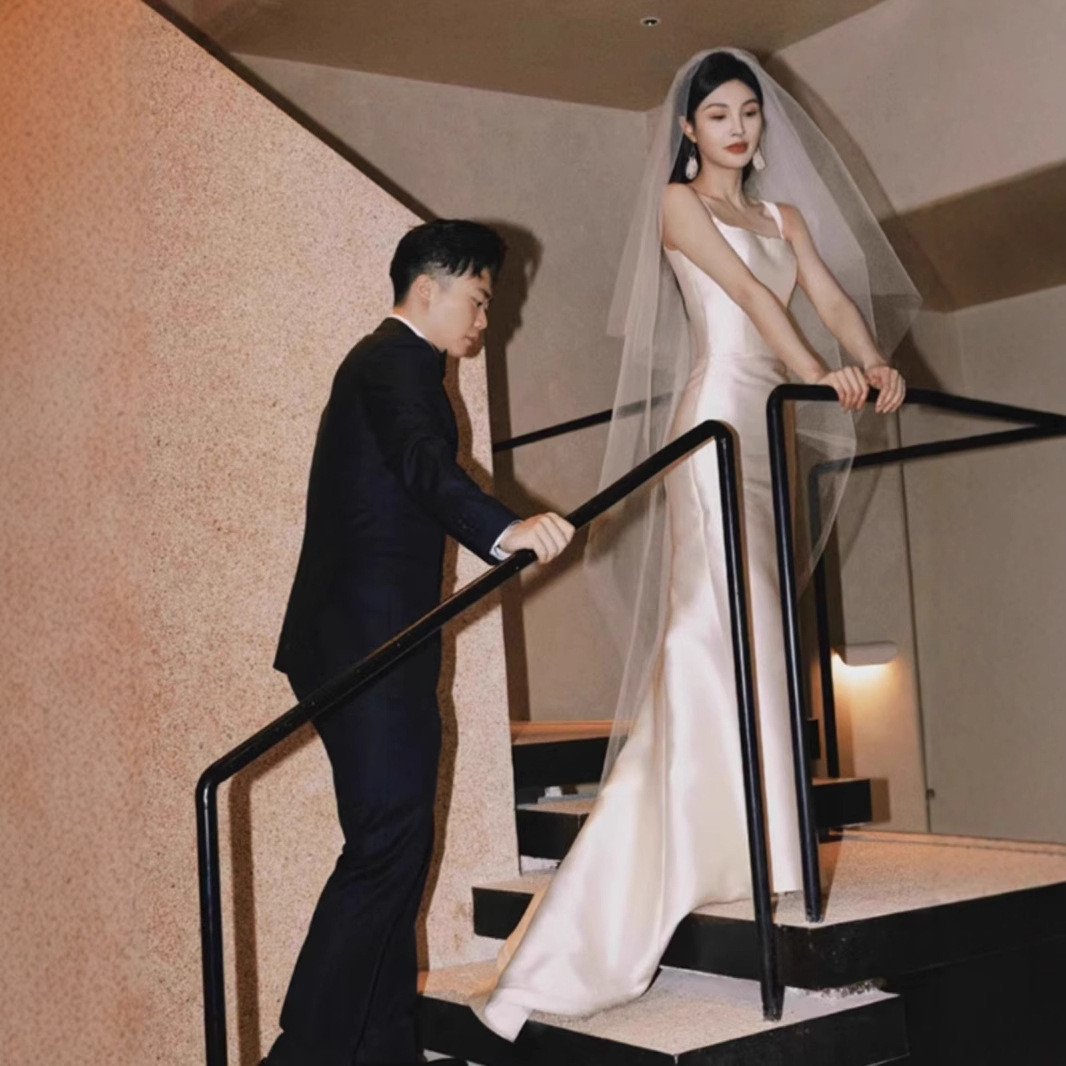 ノースリーブ 白 黒 サテン ウェディングドレス シンプル 韓国風 花嫁 パーティー 演奏会 二次会 前撮り HL434