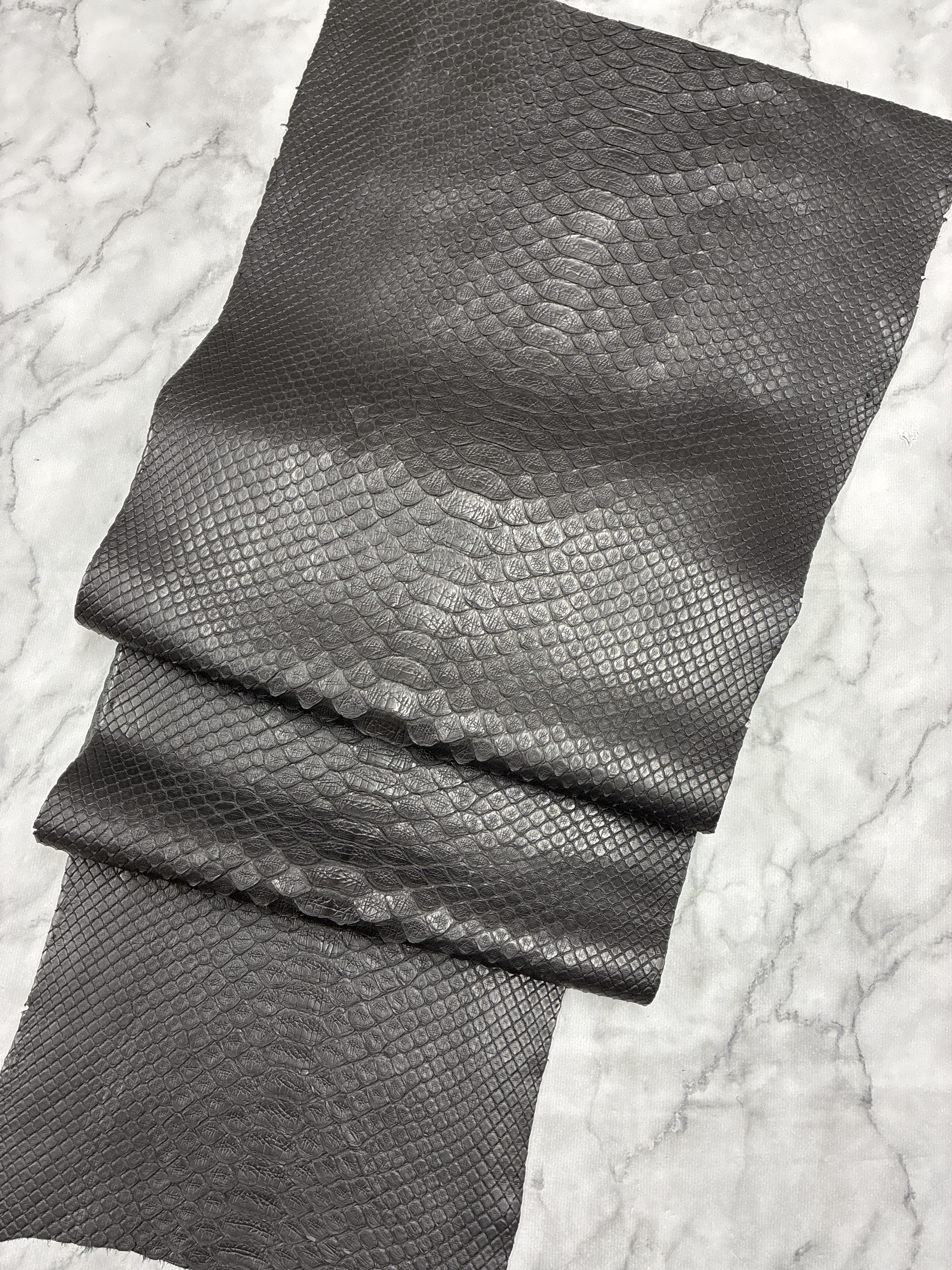 パイソン ヘビ革 ブラック×マット 142cm革_P221