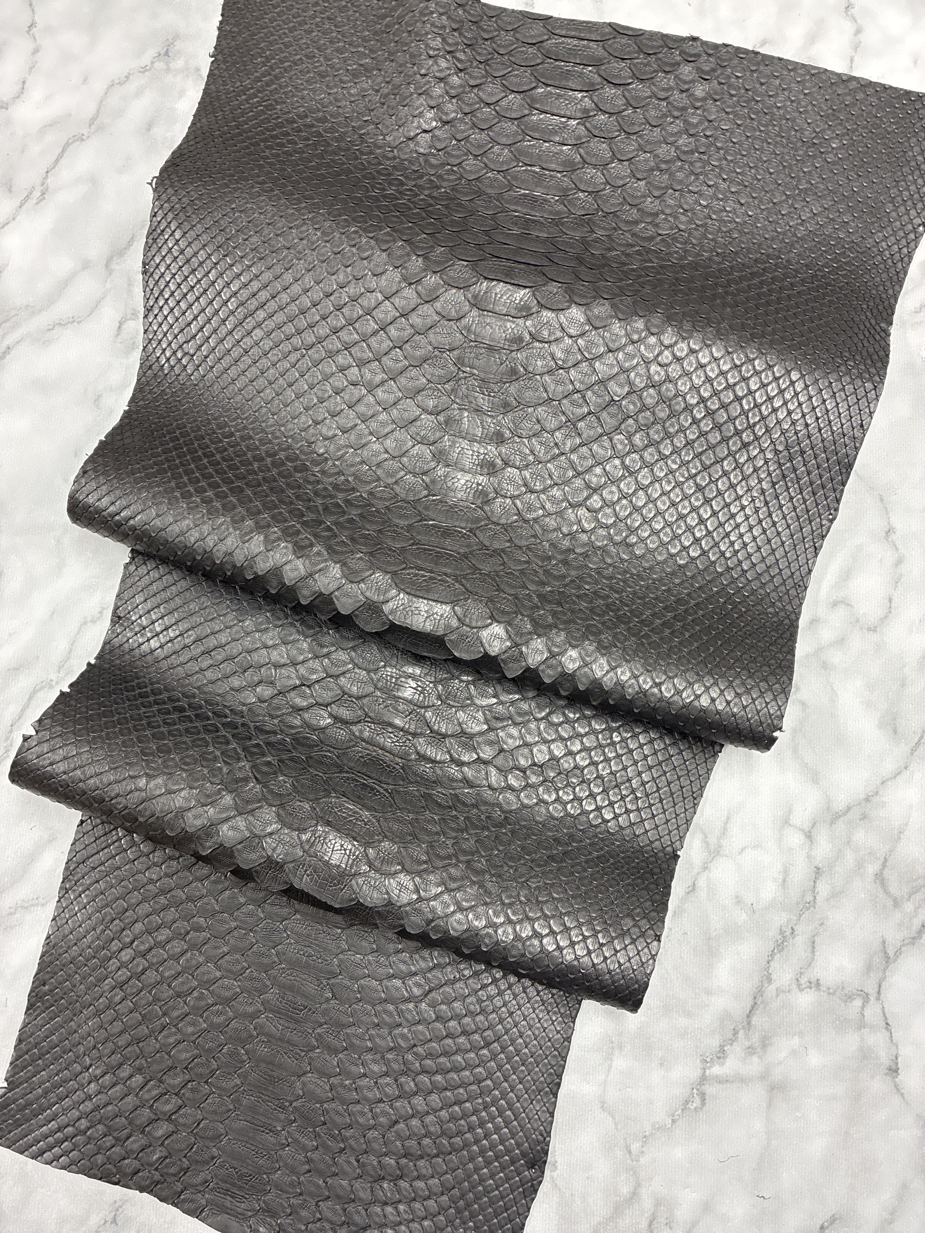 パイソン ヘビ革 ブラック×マット 152cm革_P222