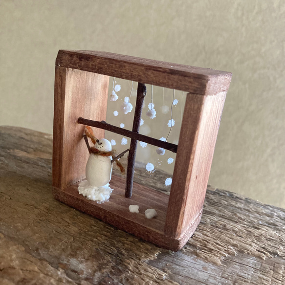 9910. bud 雪ふり窓辺　雪だるま 2枚目の画像