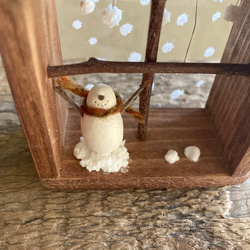9910. bud 雪ふり窓辺　雪だるま 4枚目の画像
