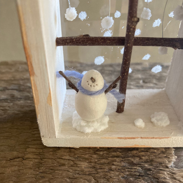 9911. bud 雪ふり窓辺　雪だるま 4枚目の画像