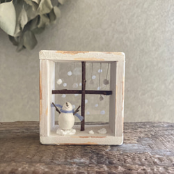 9911. bud 雪ふり窓辺　雪だるま 1枚目の画像