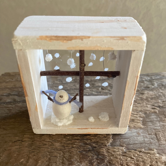 9911. bud 雪ふり窓辺　雪だるま 3枚目の画像