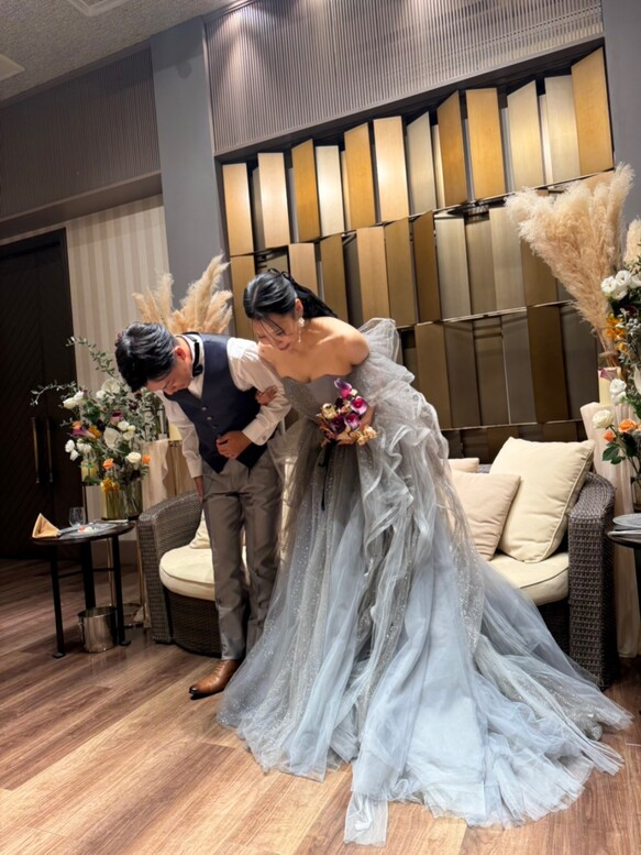 実例写真！カラードレス フリルドレス アシンメトリードレス グレー キラキラチュール 結婚式 取り外し可能な付け袖