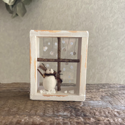 9913. bud 雪ふり窓辺　雪だるま 1枚目の画像