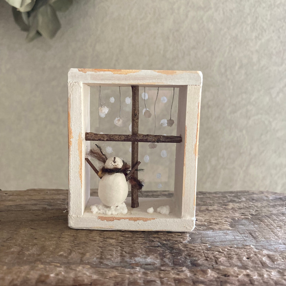 9913. bud 雪ふり窓辺　雪だるま 1枚目の画像