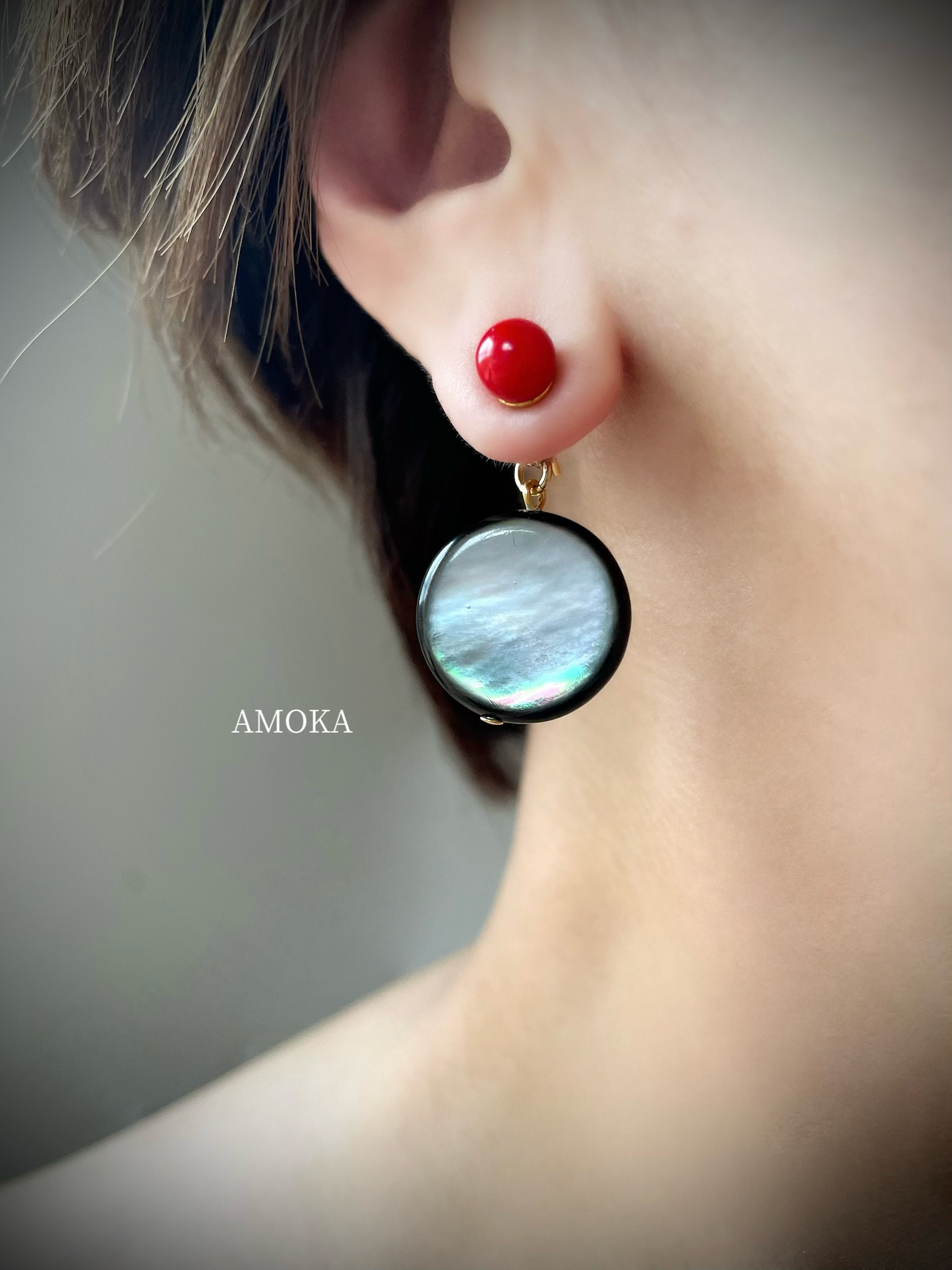 【後ろ姿も可愛い】2wayピアス Duo Noir & Rouge   赤珊瑚×ブラックシェル　　赤　春　ブルー