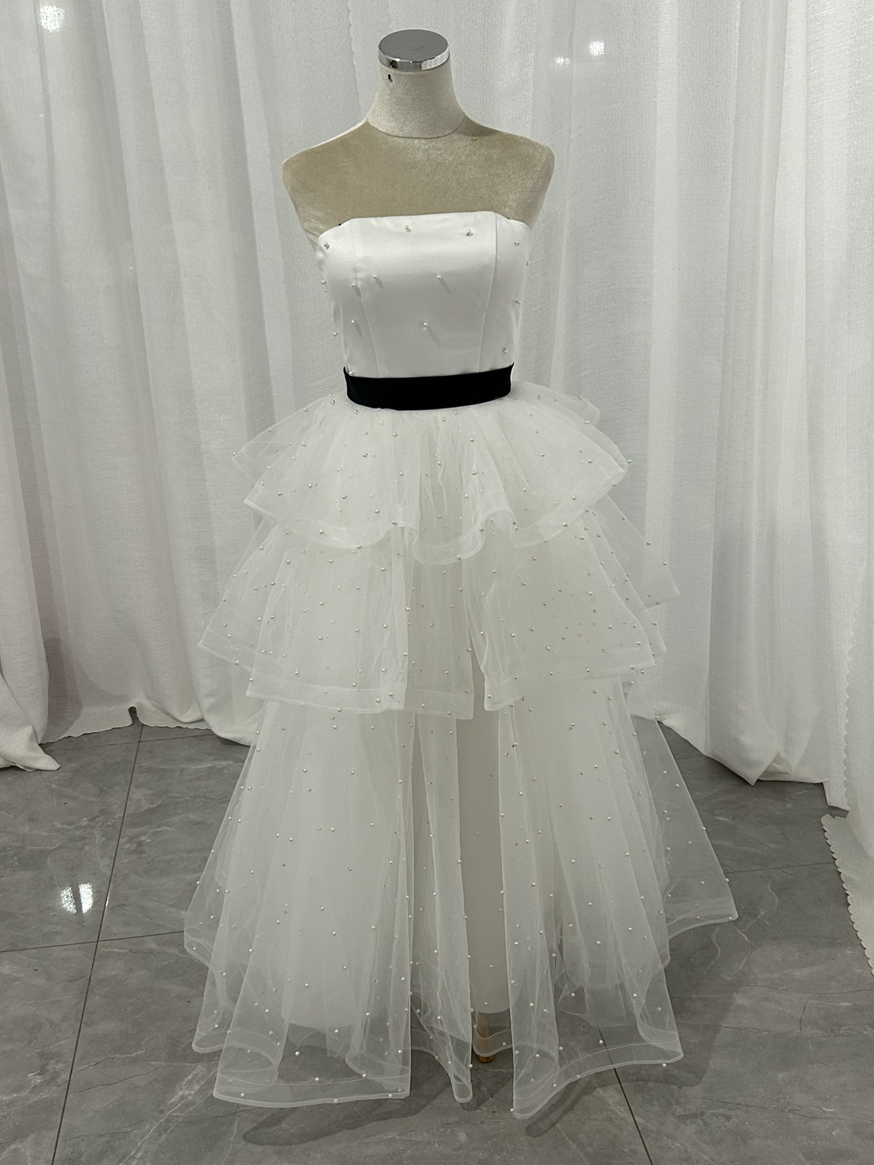 パーティードレス オフホワイト ラッフルフリル ベアトップ パール ベルト 編み上げ エレガント