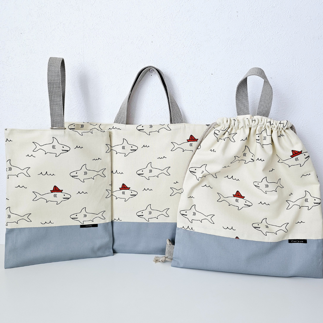 送料無料★入学・入園3点セット★サメ柄★デコレクションズ★レッスンバッグ・上履き入れ・ナップサック