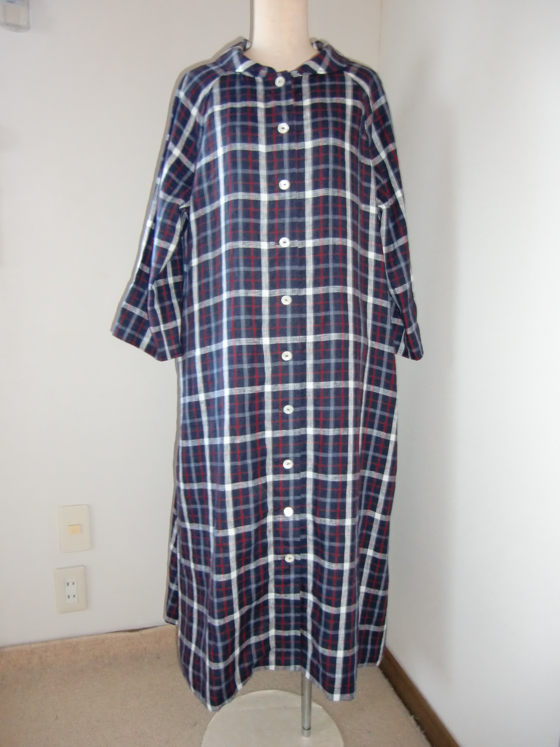 ３シーズンOK！　厚手リネン・トラッドなチェックのチビ襟ワンピース／ネイビー