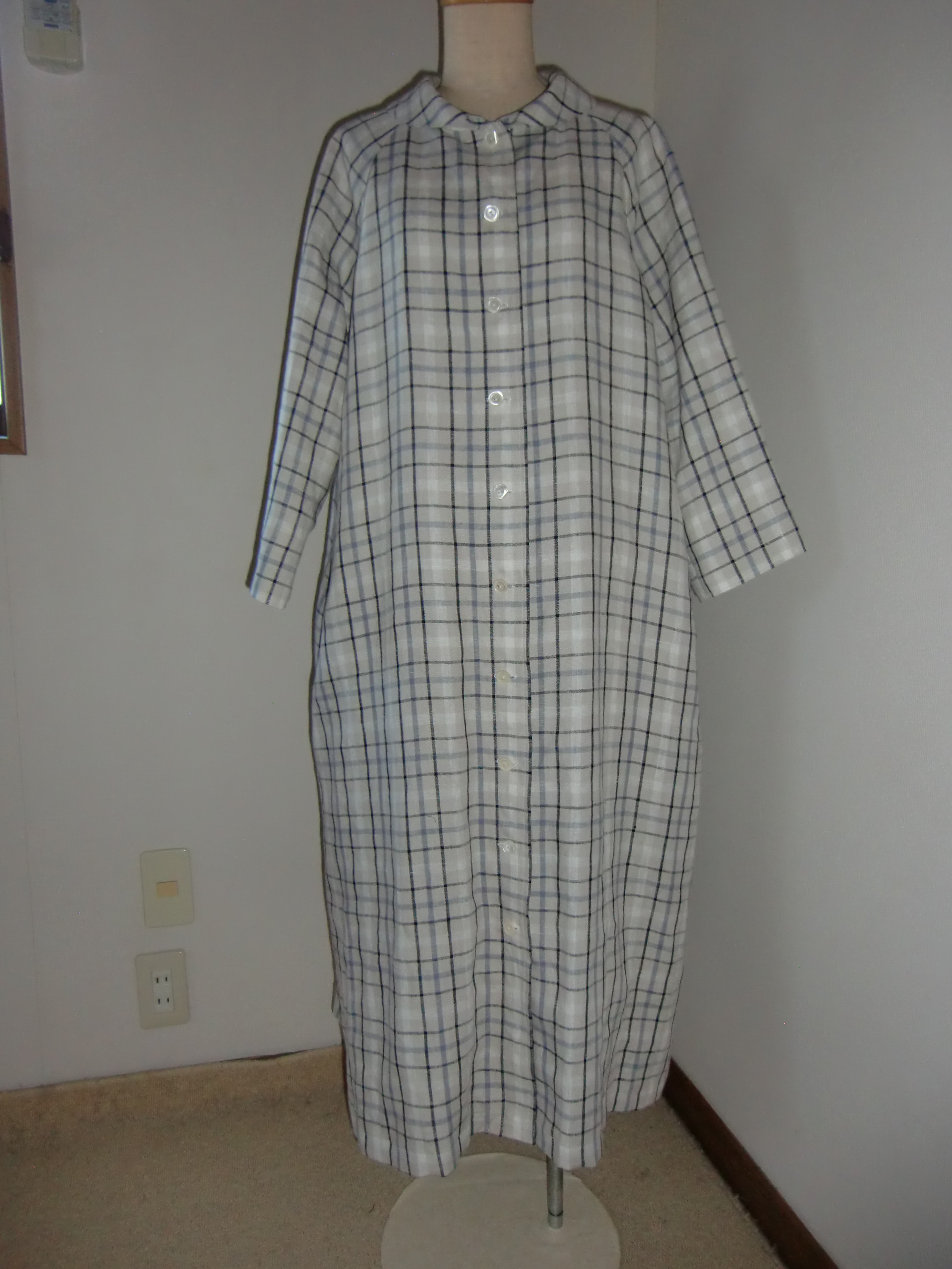 ３シーズンOK！　厚手リネン・トラッドなチェックのチビ襟ワンピース／オフに紺ライン