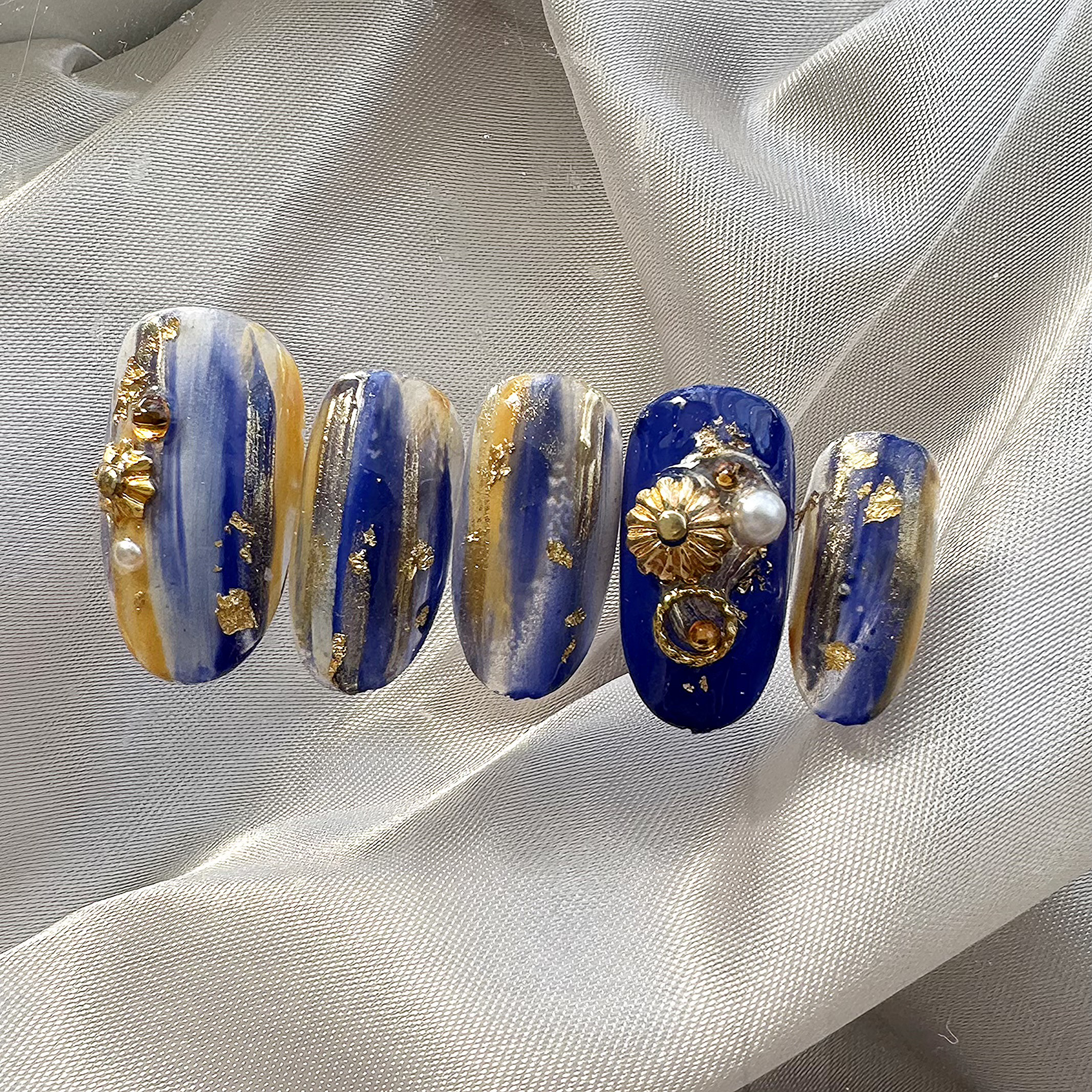 「ブルー×ゴールドマーブル／金箔とパールのアートネイルチップ【サイズオーダー可】」