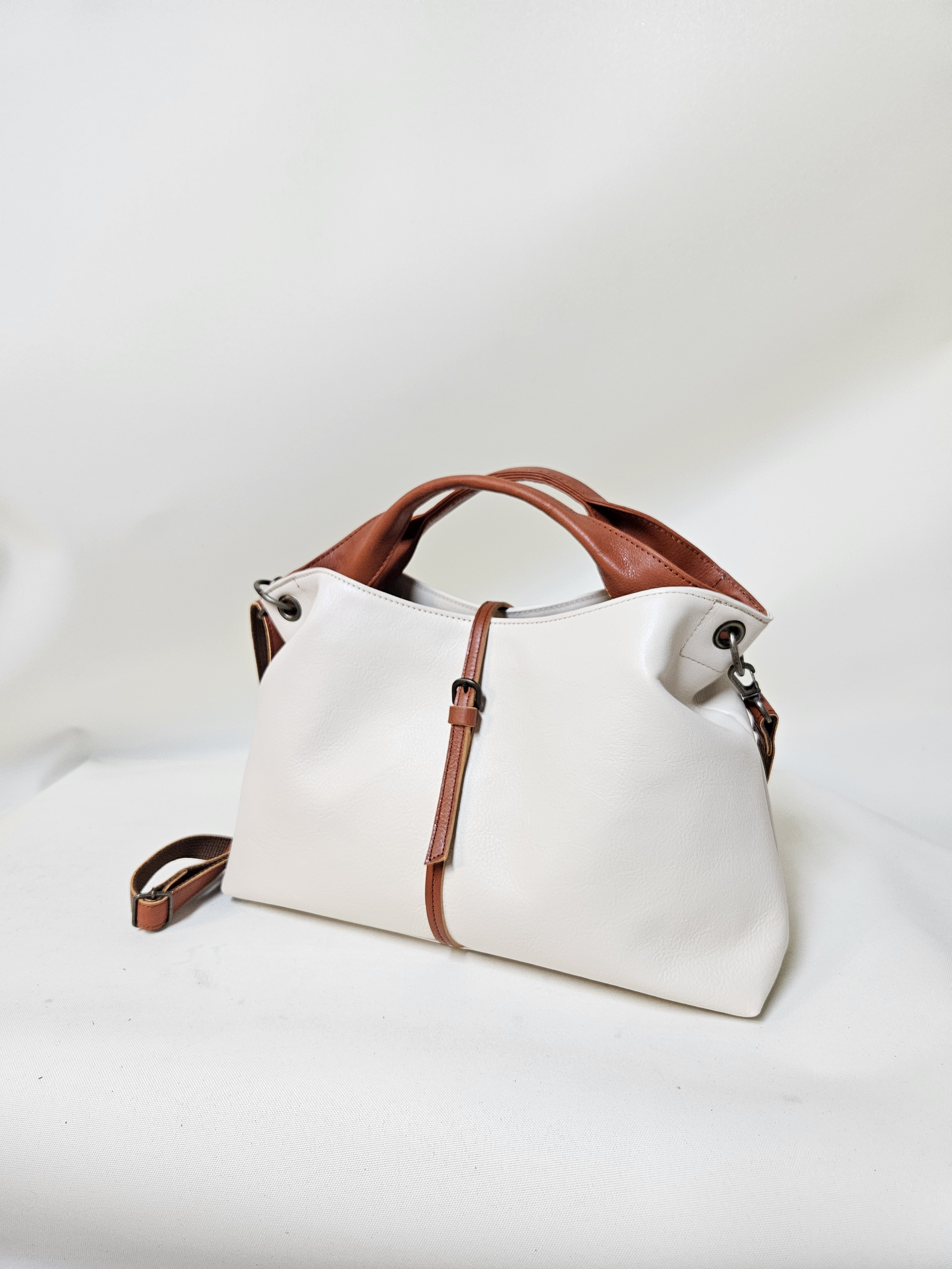 新作　日本製 人気トートバッグのマグネットベルト開閉式姫路レザーバージョン登場❗　色の組み合わせ自由♪︎