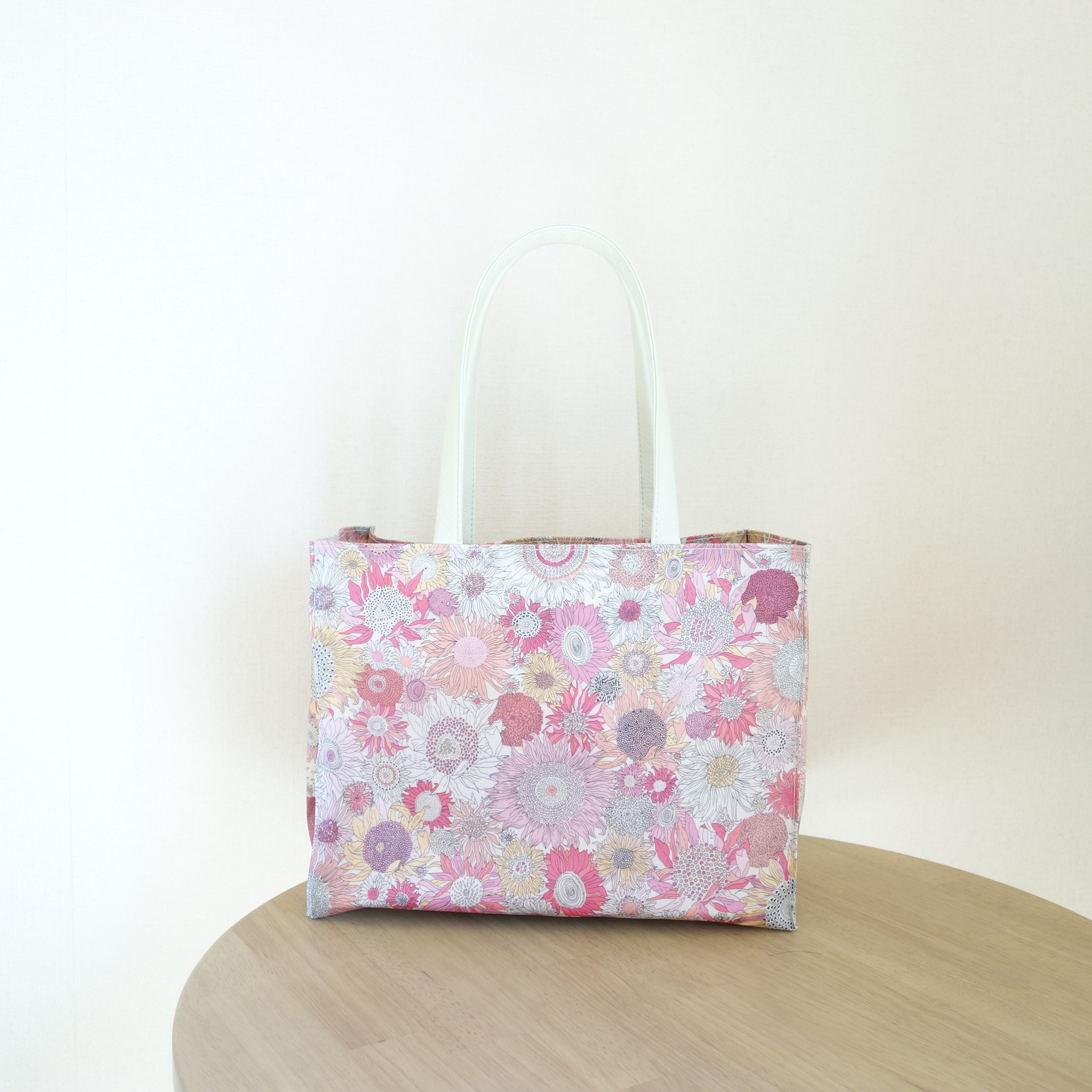 Ａ４が入る横長トートバッグ　リバティスモールスザンナ 4,897円