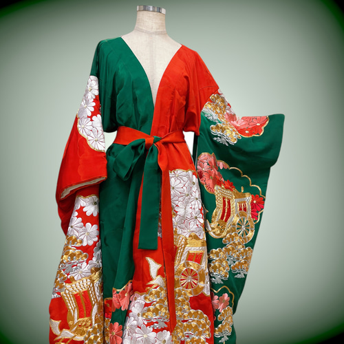振袖 着物ガウン 刺繍 赤 緑 着物リメイク フォーマル 衣装 ダンス 和