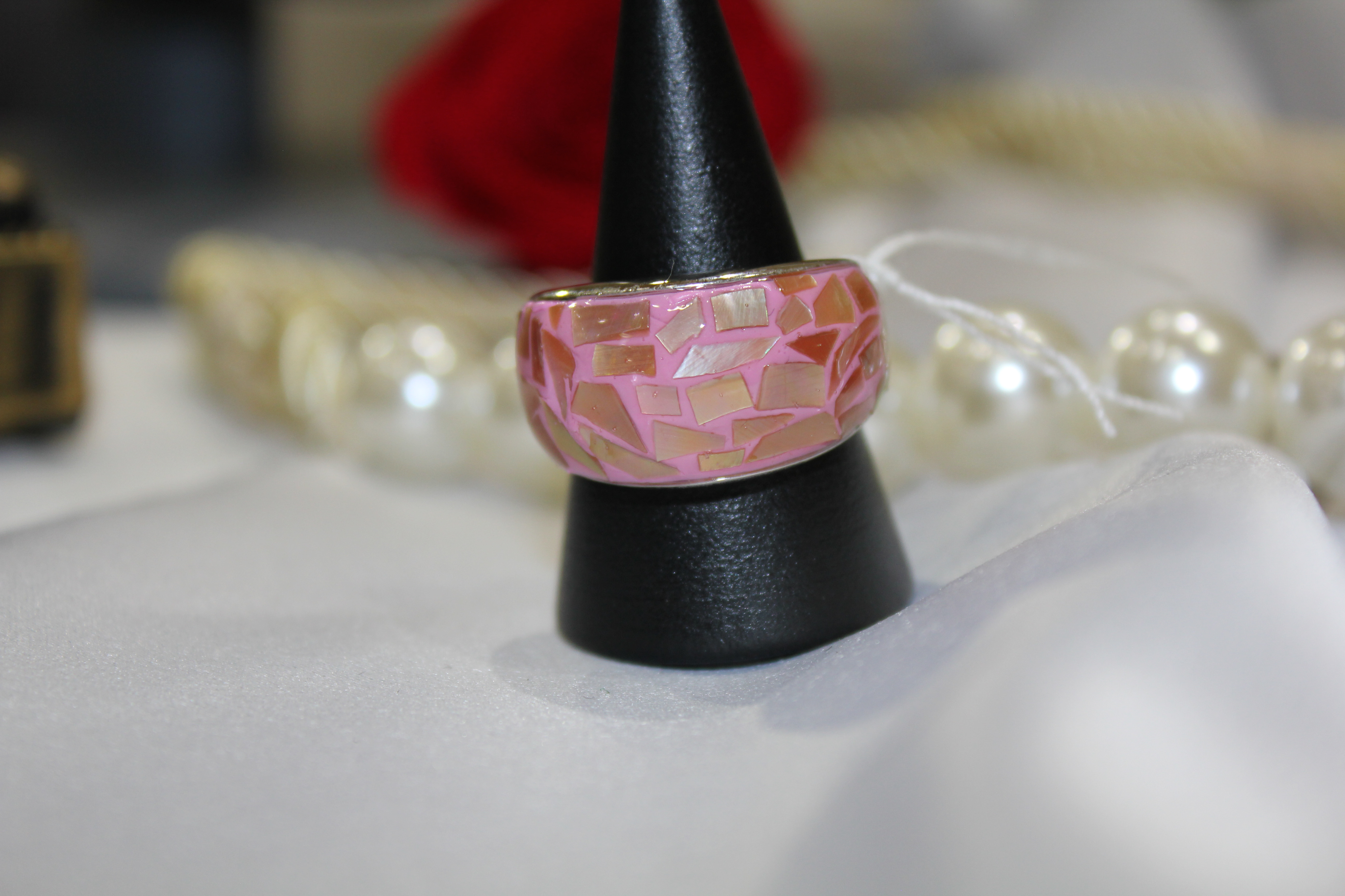 螺鈿モザイクリング〈ピンク〉— 光をまとう上品な艶 —