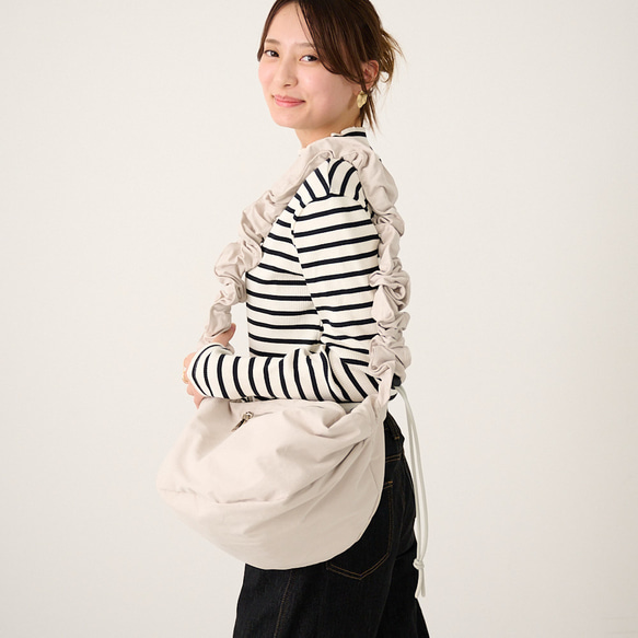 ご予約　ころりんポーチ　サイドフリル ﾓﾘﾉｶﾞｯｺｳ 持ち手ころんとフリルころんとポーチL（ベージュ)｜koro-td