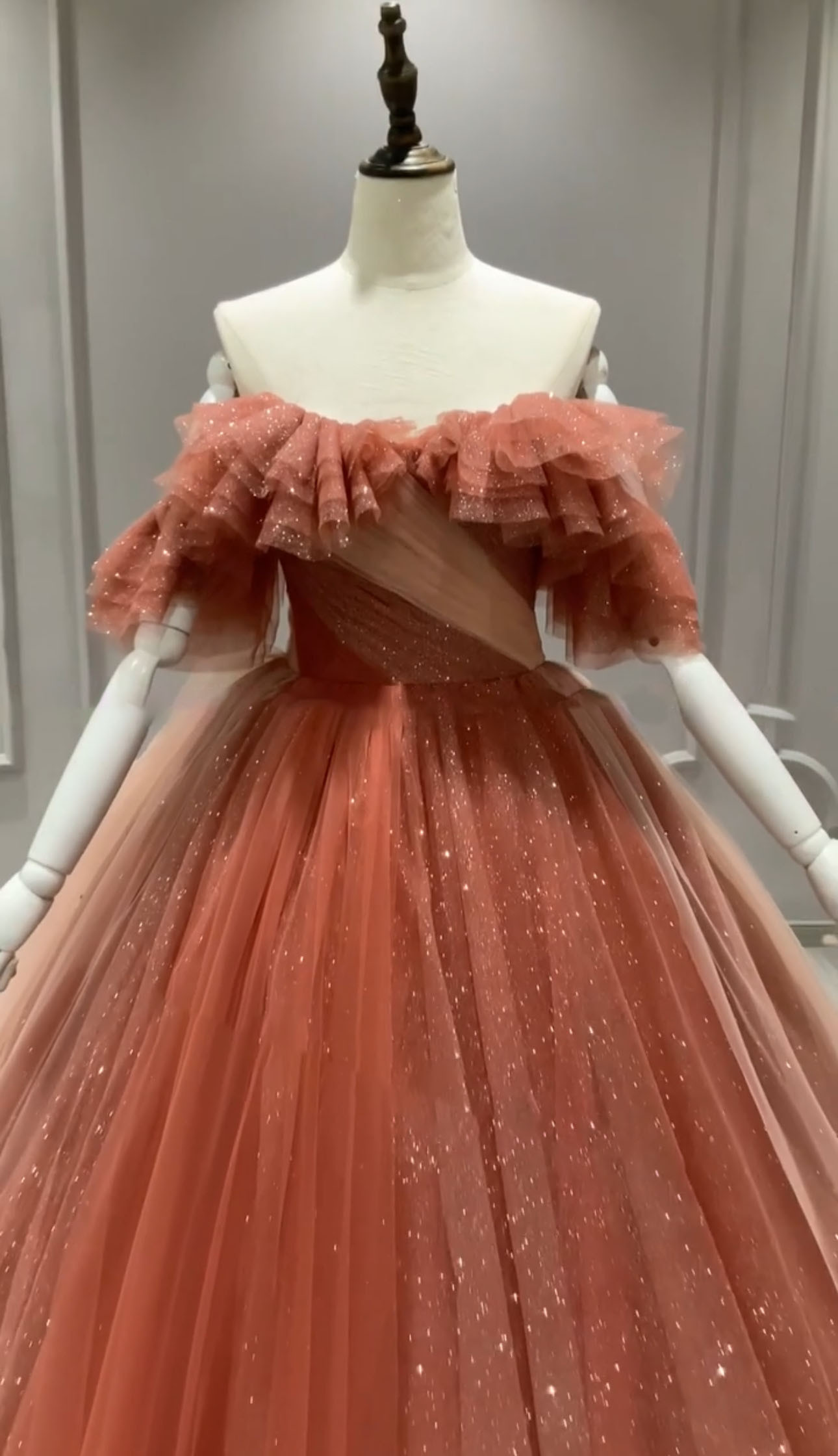 顧客満足度99％以上！オフショルダー　テラコッタ色　キラキラグッリター　編み上げ　トレーン　二の腕を隠せる　上品ラメ入り