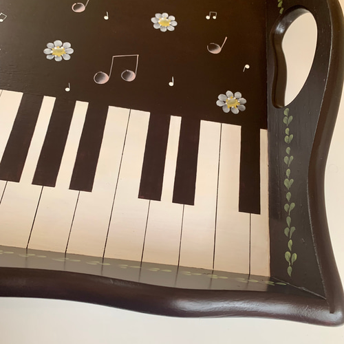 お花と音符を散りばめたピアノ鍵盤模様のトレー　ピアノ雑貨　おぼん お花と音符を散りばめたピアノ鍵盤模様のトレー ピアノ雑貨 おぼん お花