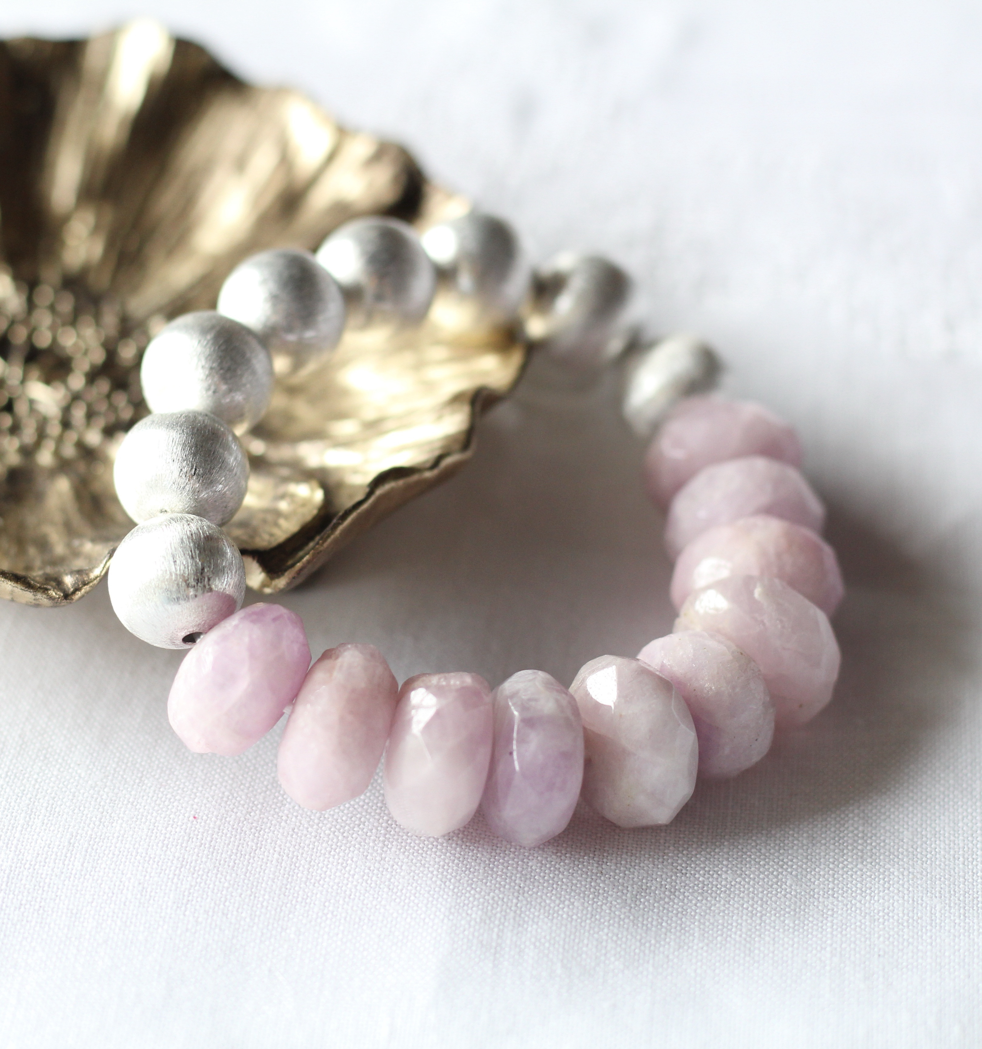 天然紫クンツァイトと銅メッキシルバービーズのブレスレット