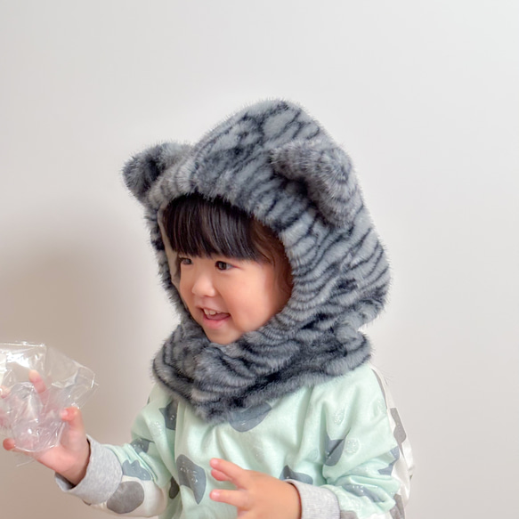 サバトラのふわもこ猫耳フーディネックウォーマー｜帽子＋マフラーの