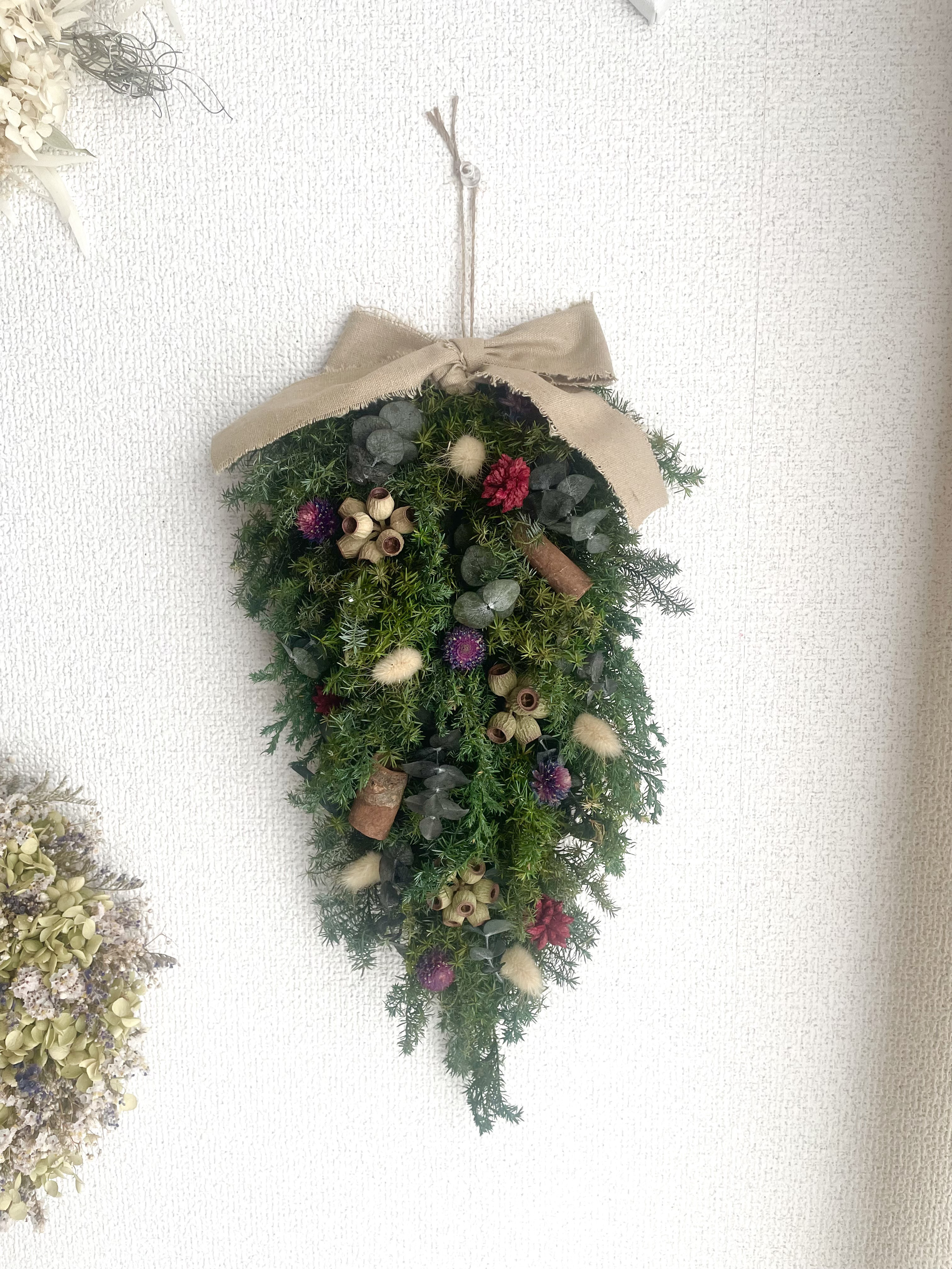 大人のクリスマス縦型スワッグ（約37cm）ナチュラル×木の実