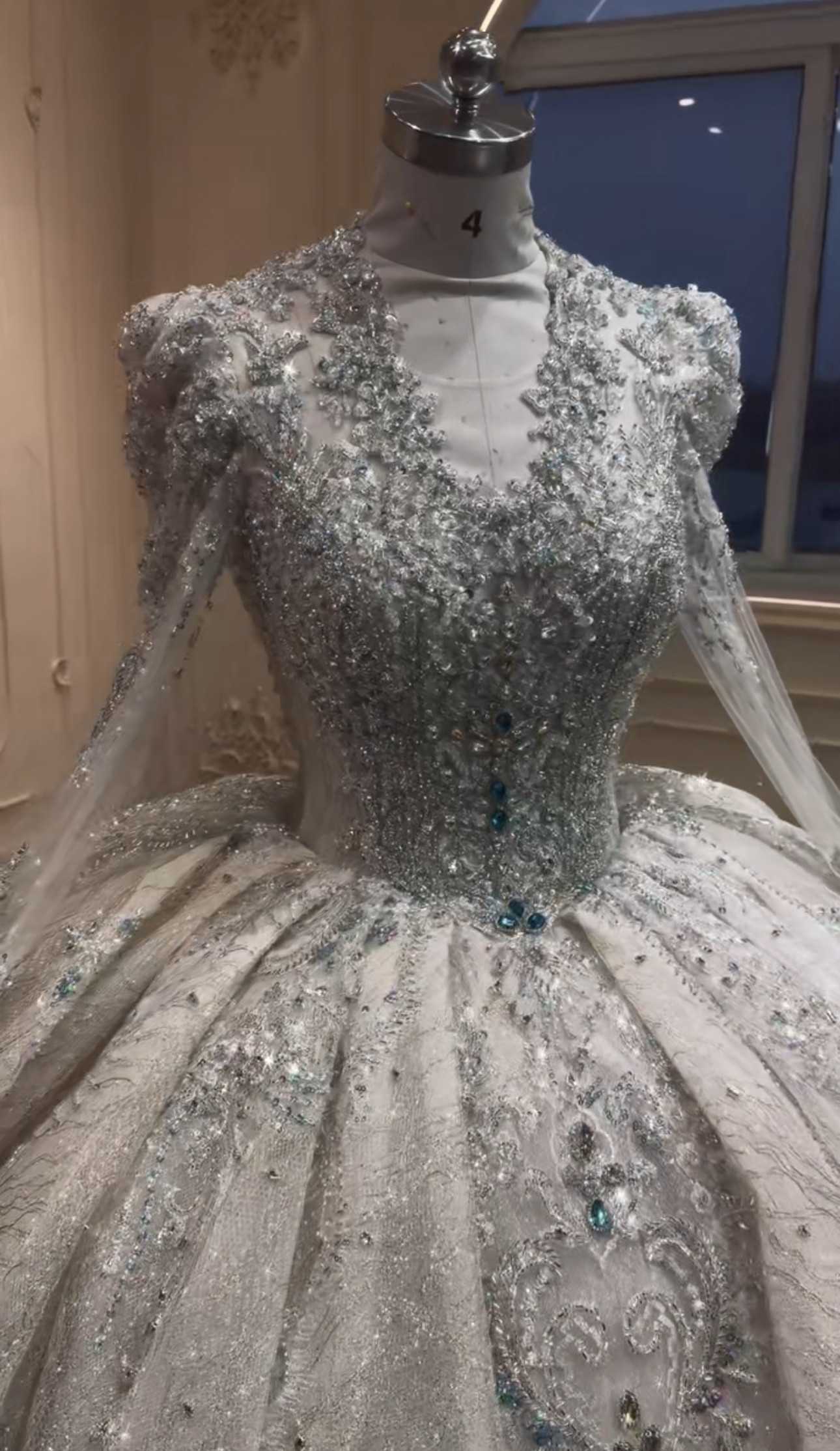 週見逃さない　シャンパン色　vネック　魅惑の刺繍　長袖　トレーンなし　高品質保証　編み上げ　パーティーフレアスカート結婚