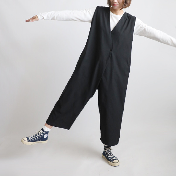 最終ＳＡＬＥ１２８cm　斜横ぐーんと伸びる伸縮ストレッチ生地オールインワン　Vネック　ゆったりジャンプスーツ黒K95